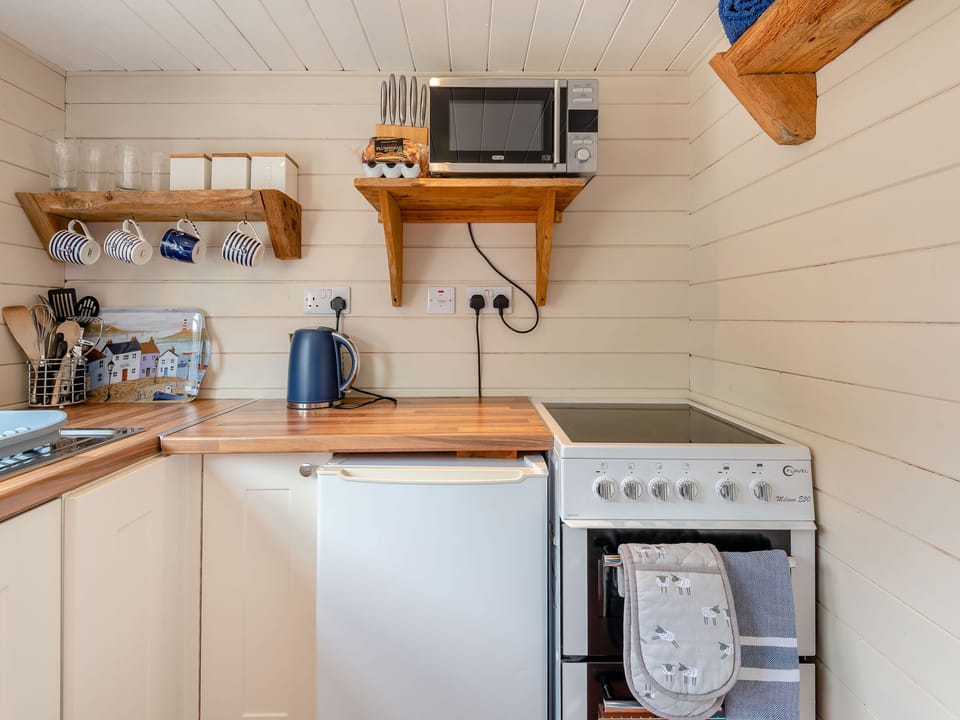 Cottage | Private kitchen | Fridge, microwave, electric kettle, toaster