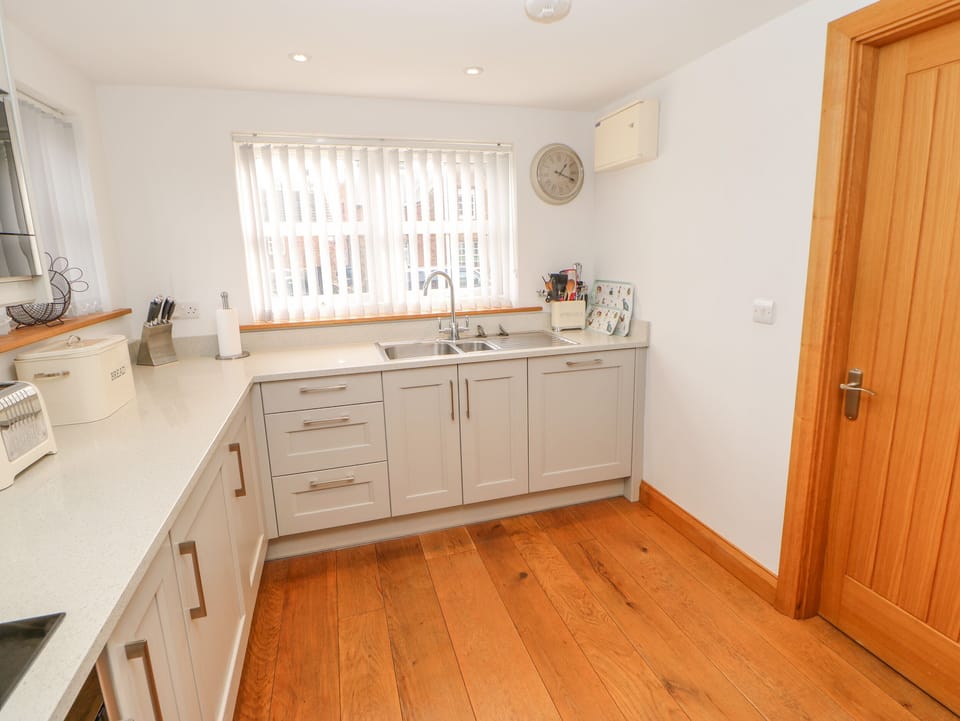 Cottage | Private kitchen | Microwave, stovetop, dishwasher, highchair