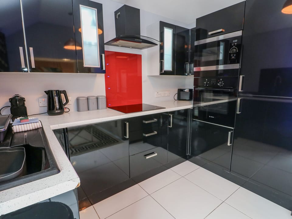 Cottage | Private kitchen | Microwave, stovetop, highchair, cookware/dishes/utensils