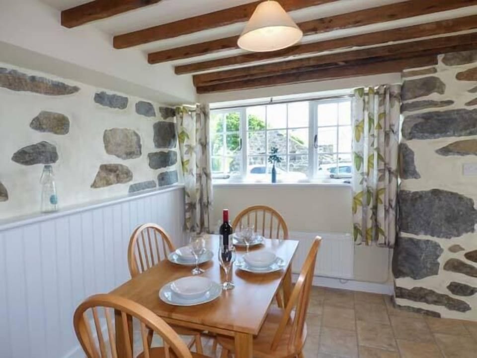 Cottage | Private kitchen | Dishwasher, cookware/dishes/utensils