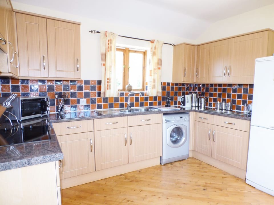 Cottage | Private kitchen | Fridge, microwave, dishwasher, cookware/dishes/utensils