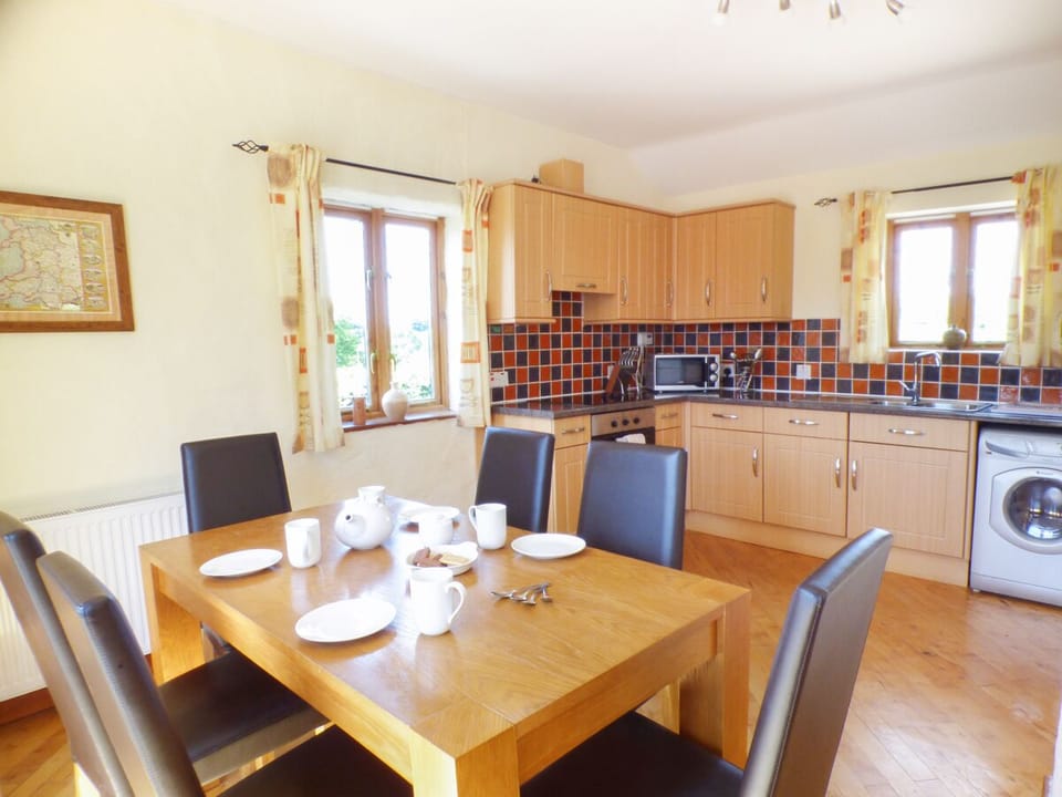 Cottage | Private kitchen | Fridge, microwave, dishwasher, cookware/dishes/utensils
