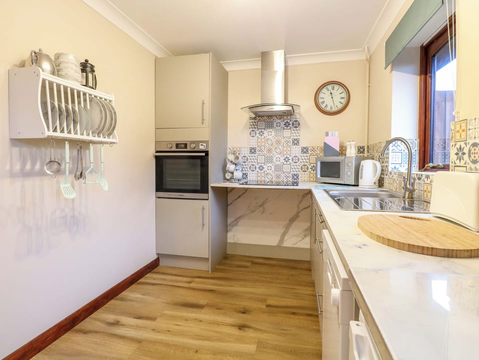 Cottage | Private kitchen | Fridge, stovetop, electric kettle, toaster