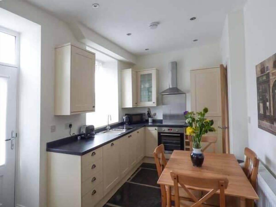 Cottage | Private kitchen | Microwave, stovetop, dishwasher, cookware/dishes/utensils