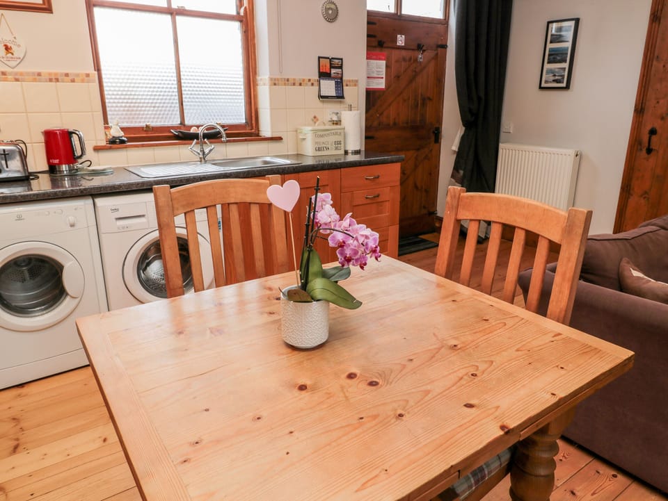 Cottage | Private kitchen | Fridge, microwave, stovetop, highchair