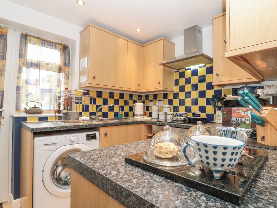 Cottage | Private kitchen | Fridge, microwave, stovetop, cookware/dishes/utensils
