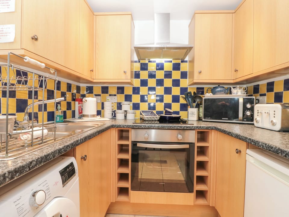 Cottage | Private kitchen | Fridge, microwave, stovetop, cookware/dishes/utensils