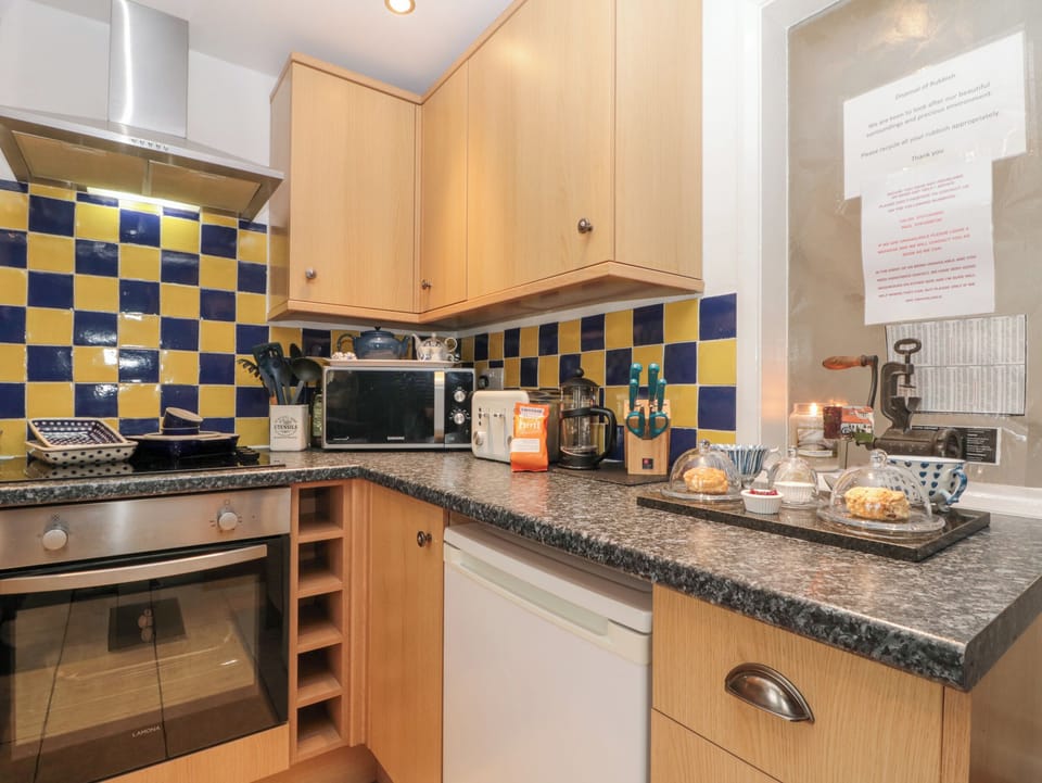 Cottage | Private kitchen | Fridge, microwave, stovetop, cookware/dishes/utensils