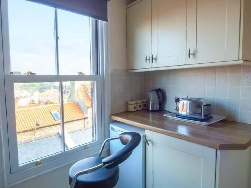 Cottage | Private kitchen | Fridge, microwave, stovetop, electric kettle