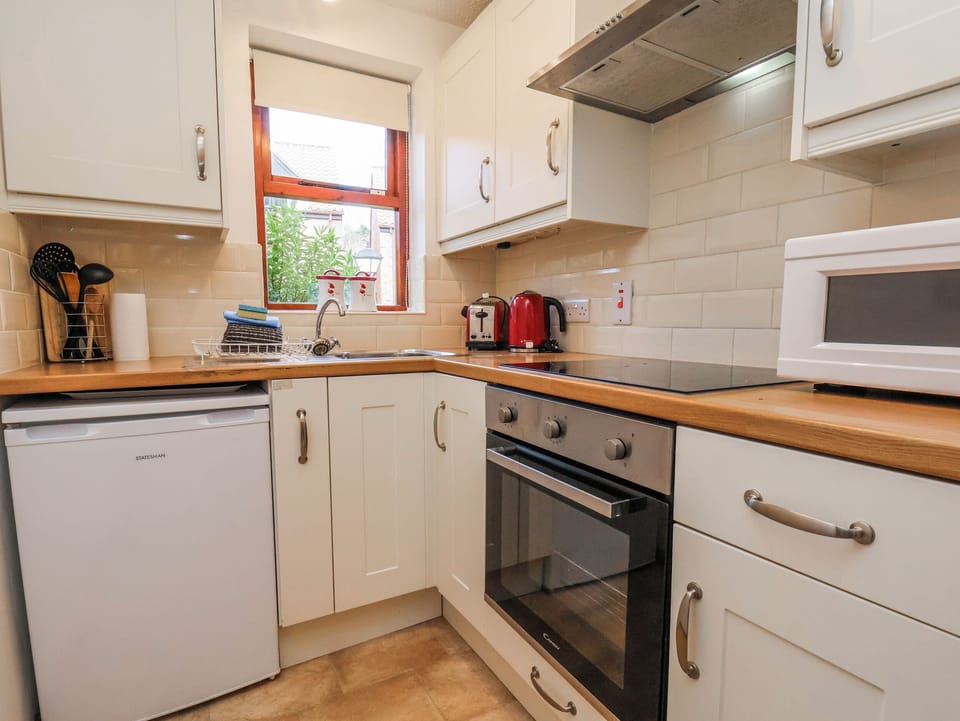 Cottage | Private kitchen | Fridge, microwave, stovetop, electric kettle