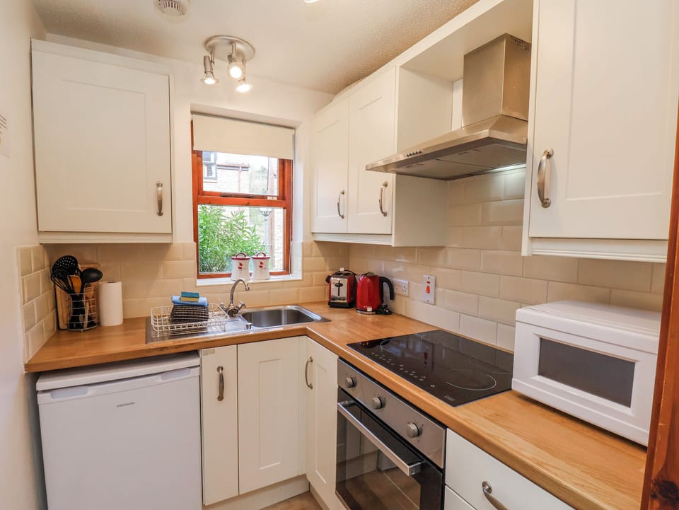 Cottage | Private kitchen | Fridge, microwave, stovetop, electric kettle