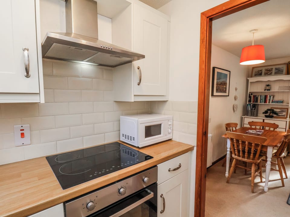 Cottage | Private kitchen | Fridge, microwave, stovetop, electric kettle