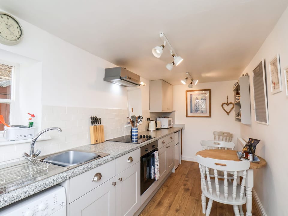 Cottage | Private kitchen | Cookware/dishes/utensils