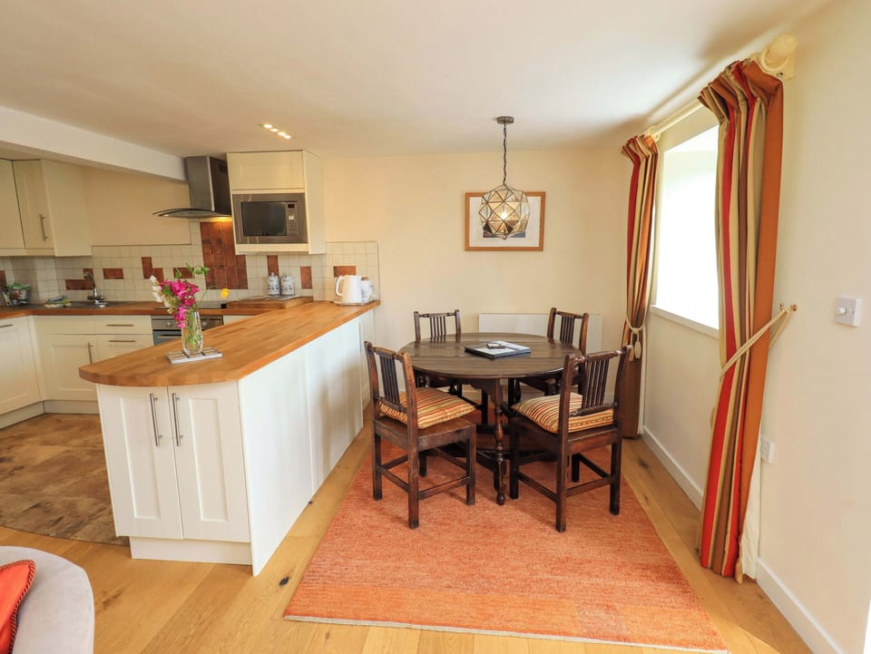 Cottage | Dining