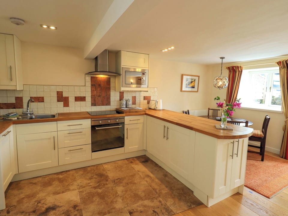 Cottage | Private kitchen | Microwave, stovetop, dishwasher, cookware/dishes/utensils