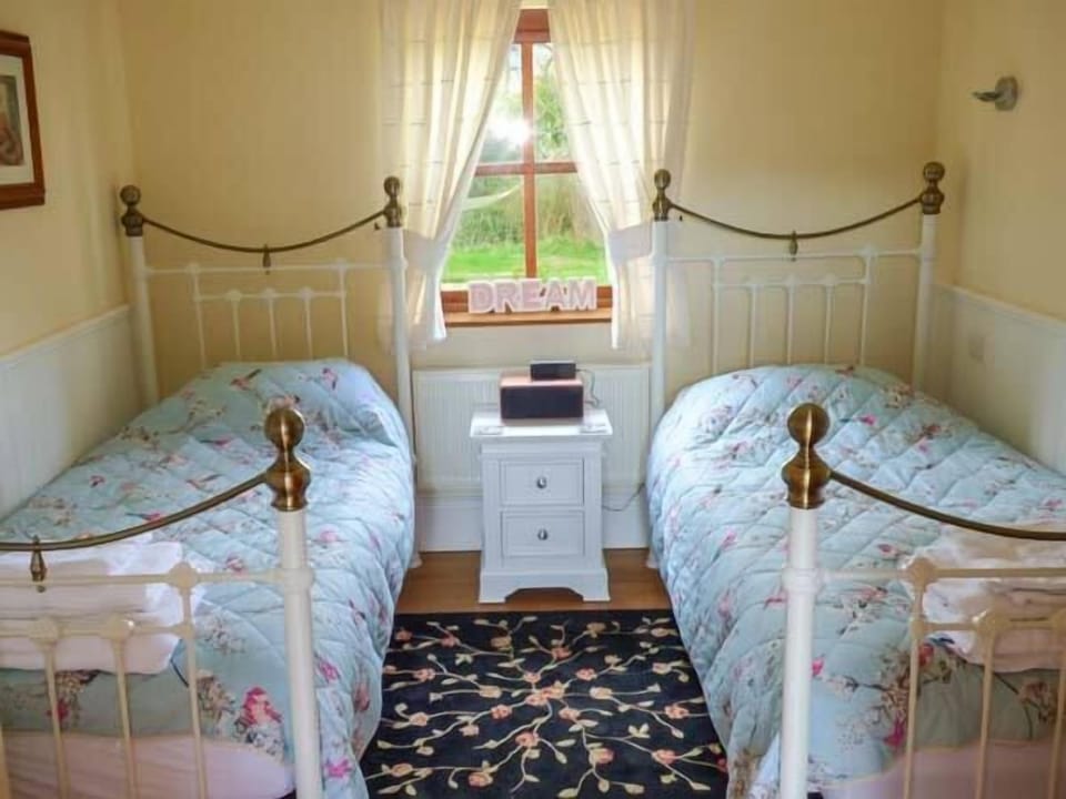 Cottage | 2 bedrooms, individually decorated, individually furnished, free WiFi