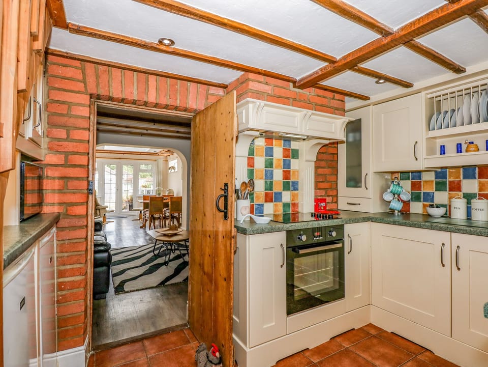 Cottage | Private kitchen | Fridge, microwave, stovetop, cookware/dishes/utensils
