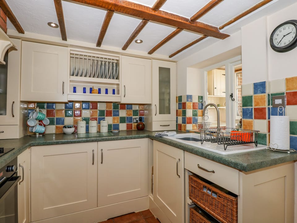 Cottage | Private kitchen | Fridge, microwave, stovetop, cookware/dishes/utensils