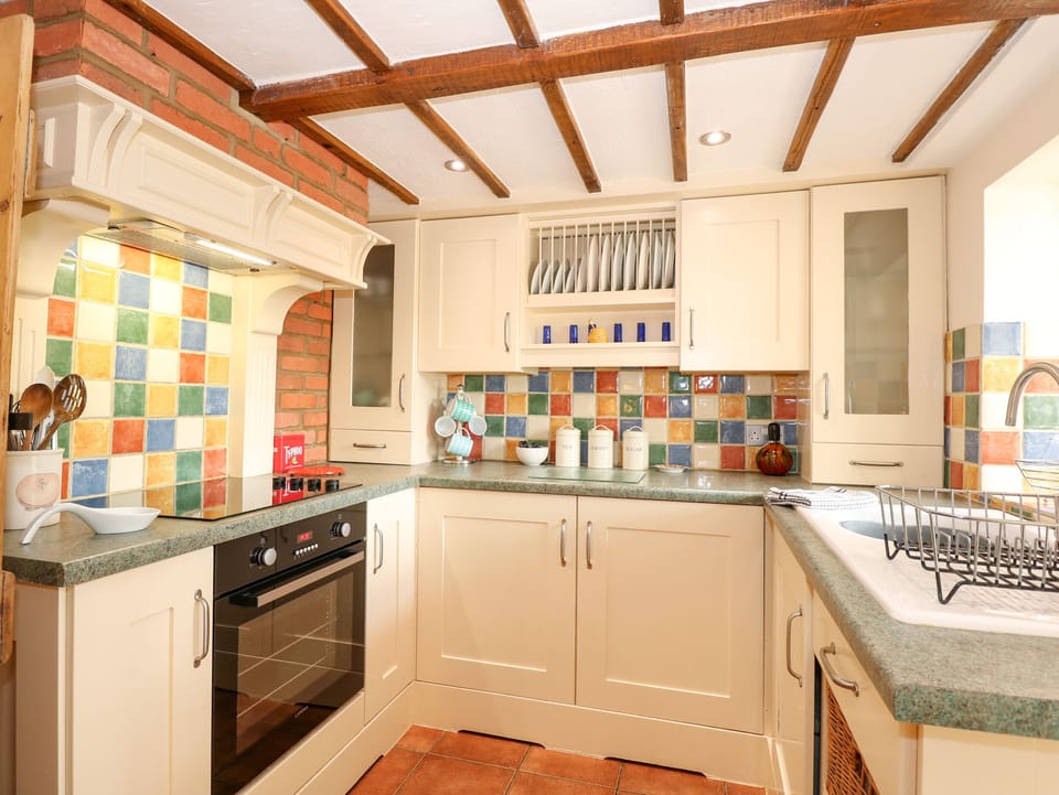 Cottage | Private kitchen | Fridge, microwave, stovetop, cookware/dishes/utensils