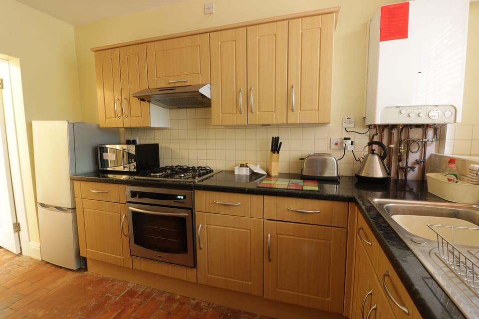 Cottage | Private kitchen | Microwave, stovetop, dishwasher, cookware/dishes/utensils