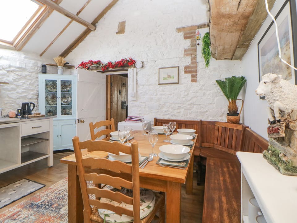 Cottage | Dining