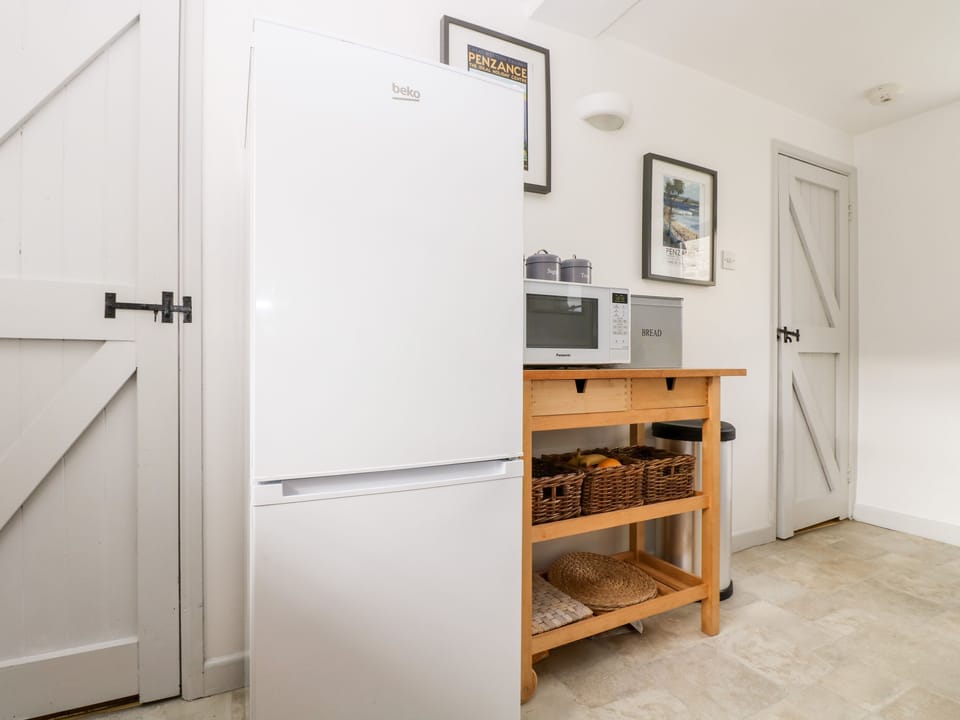 Cottage | Private kitchen | Dishwasher, electric kettle, toaster, highchair