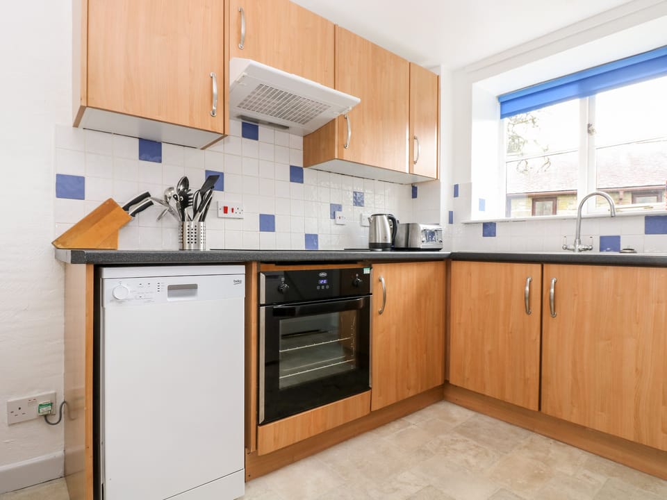 Cottage | Private kitchen | Dishwasher, electric kettle, toaster, highchair