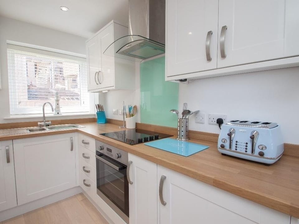 Cottage | Private kitchen | Dishwasher, electric kettle, toaster, cookware/dishes/utensils