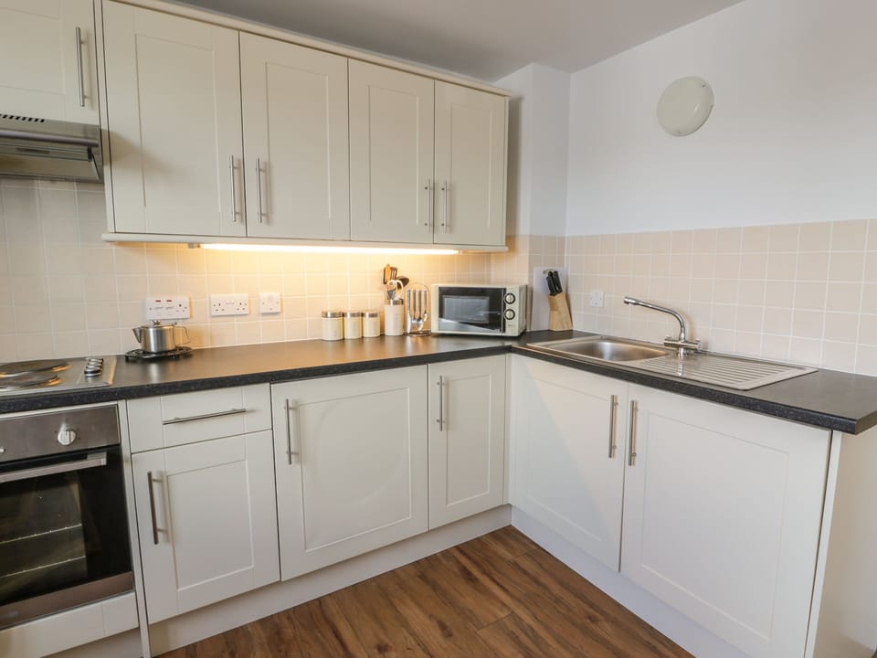 Cottage | Private kitchen | Fridge, stovetop, cookware/dishes/utensils