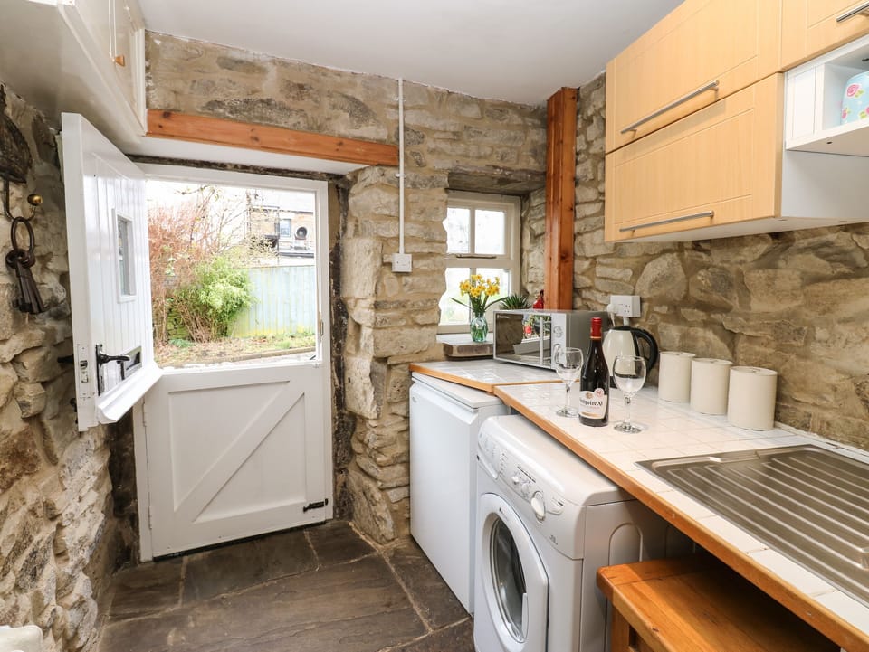 Cottage | Private kitchen | Fridge, microwave, stovetop, cookware/dishes/utensils