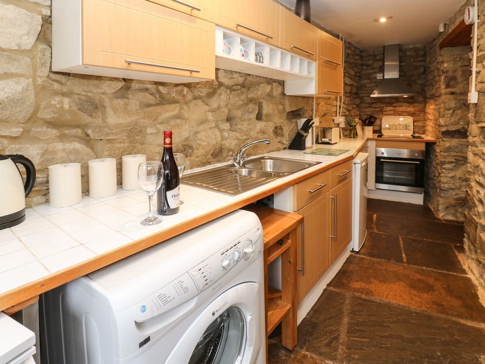 Cottage | Private kitchen | Fridge, microwave, stovetop, cookware/dishes/utensils