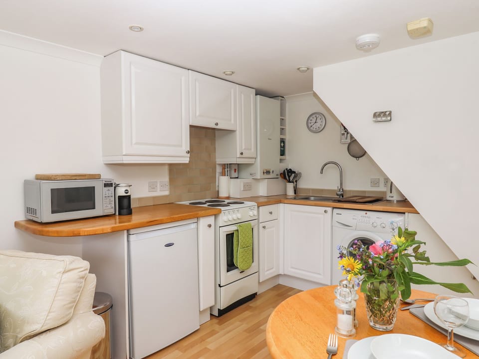Cottage | Private kitchen | Fridge, microwave, stovetop, cookware/dishes/utensils