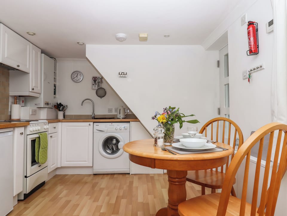 Cottage | Private kitchen | Fridge, microwave, stovetop, cookware/dishes/utensils