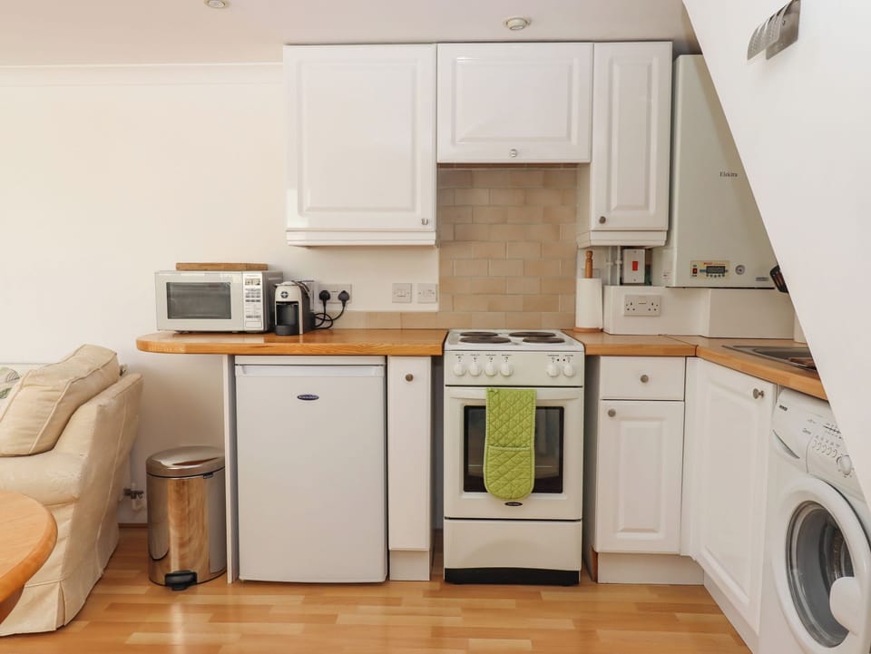 Cottage | Private kitchen | Fridge, microwave, stovetop, cookware/dishes/utensils