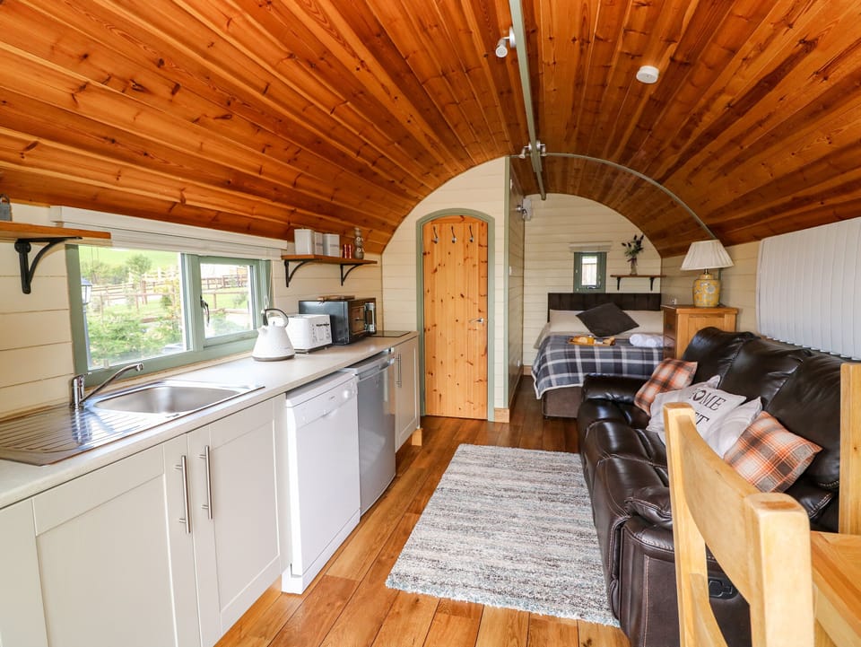 Cottage | Private kitchen | Stovetop, dishwasher, cookware/dishes/utensils