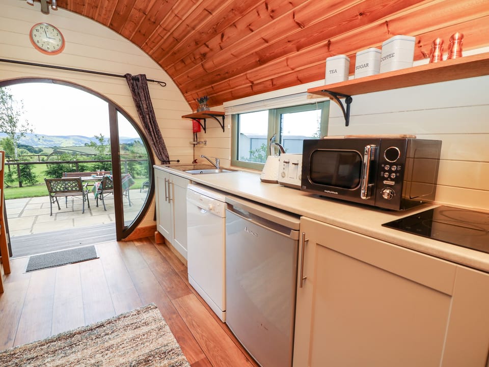 Cottage | Private kitchen | Stovetop, dishwasher, cookware/dishes/utensils