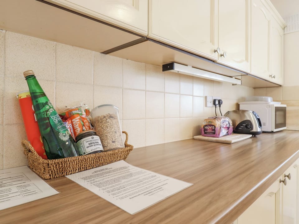 Cottage | Private kitchen | Dishwasher, highchair, cookware/dishes/utensils