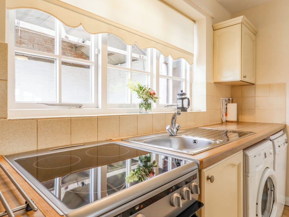 Cottage | Private kitchen | Dishwasher, highchair, cookware/dishes/utensils