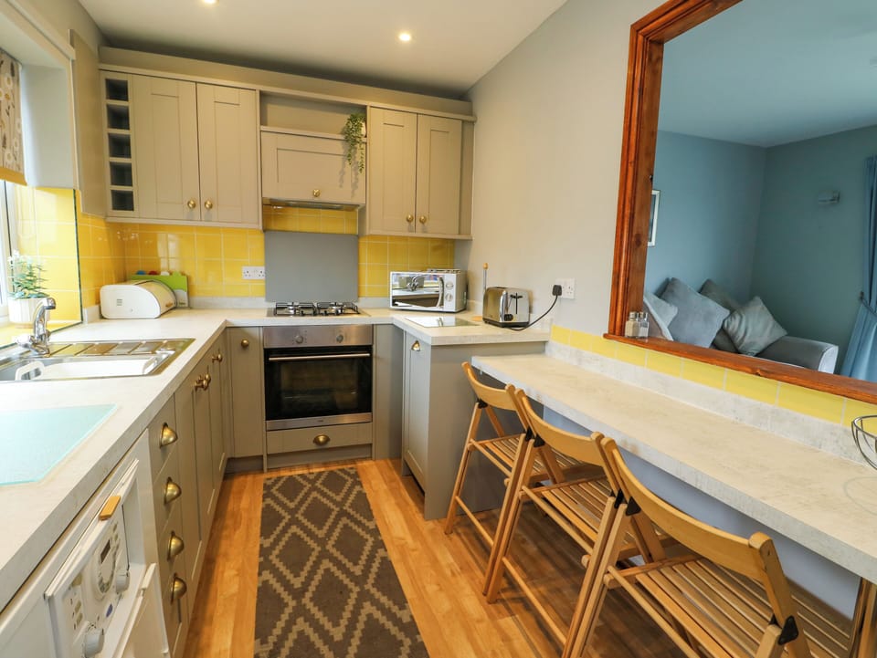 Cottage | Private kitchen | Dishwasher, cookware/dishes/utensils