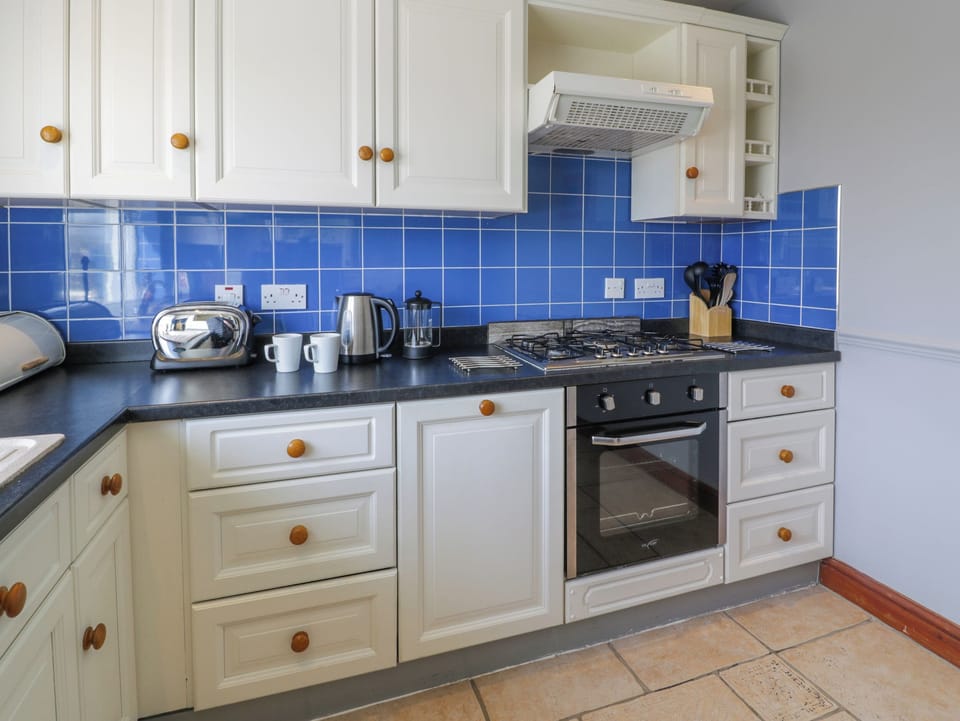 Cottage | Private kitchen | Dishwasher, cookware/dishes/utensils