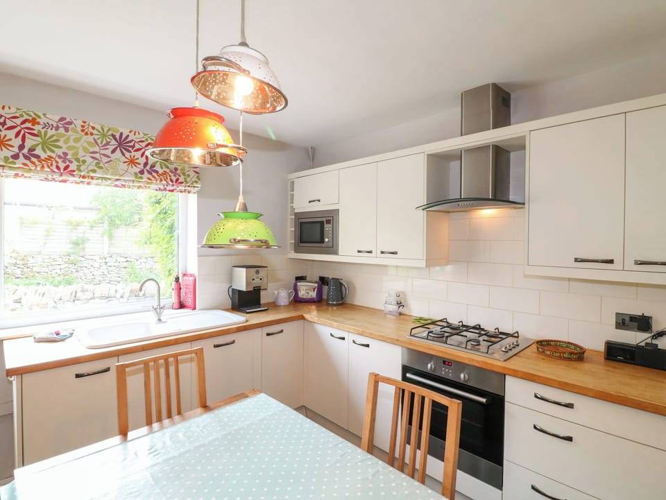 Cottage | Private kitchen | Microwave, stovetop, cookware/dishes/utensils