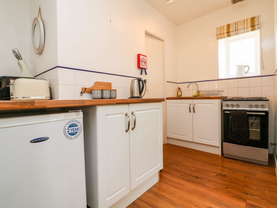 Cottage | Private kitchen | Fridge, microwave, cookware/dishes/utensils