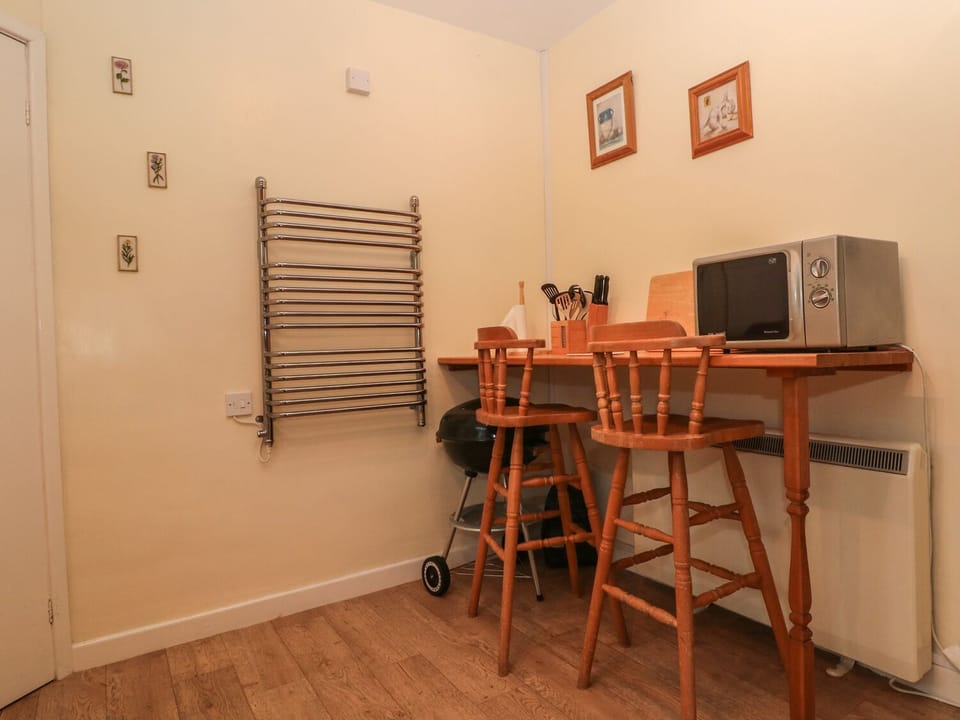 Cottage | Private kitchen | Fridge, microwave, stovetop, dishwasher
