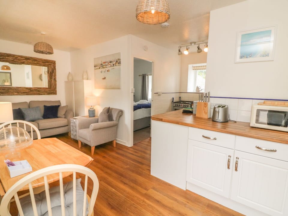 Cottage | Private kitchen | Fridge, microwave, stovetop, cookware/dishes/utensils
