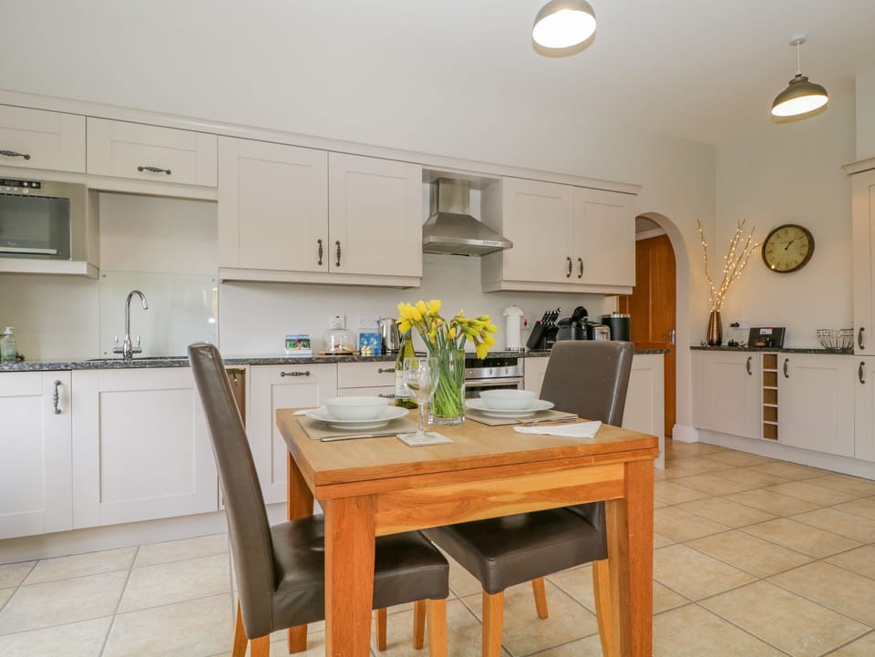 Cottage | Private kitchen | Microwave, stovetop, dishwasher, electric kettle