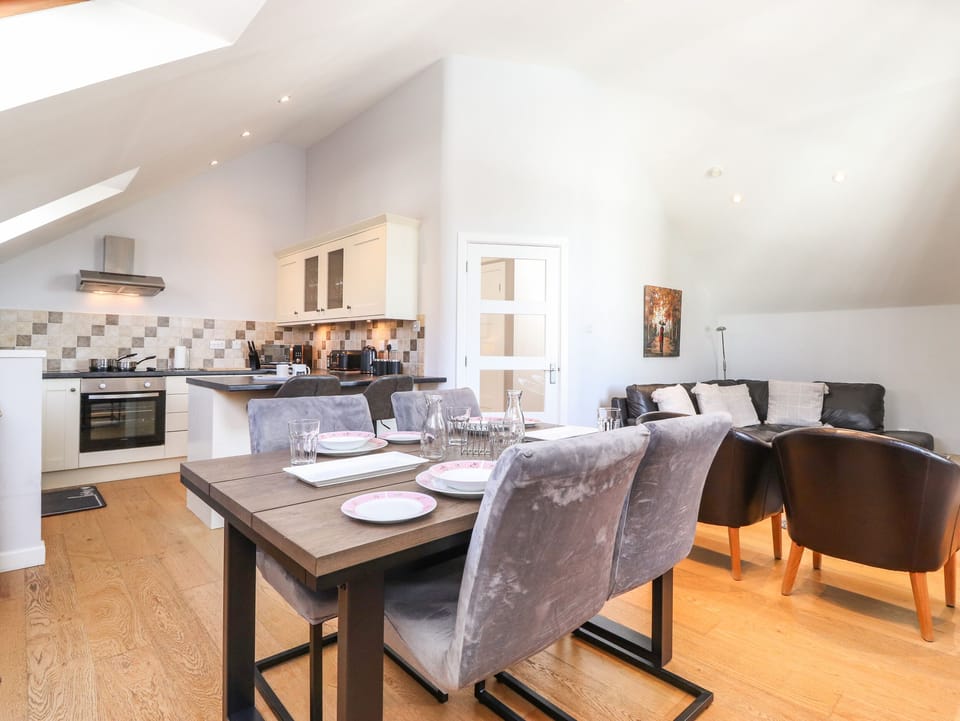 Cottage | Private kitchen | Dishwasher, electric kettle, toaster, highchair
