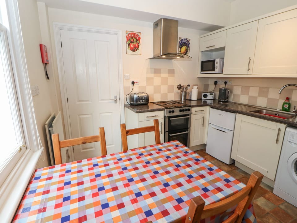 Cottage | Private kitchen | Fridge, microwave, stovetop, electric kettle