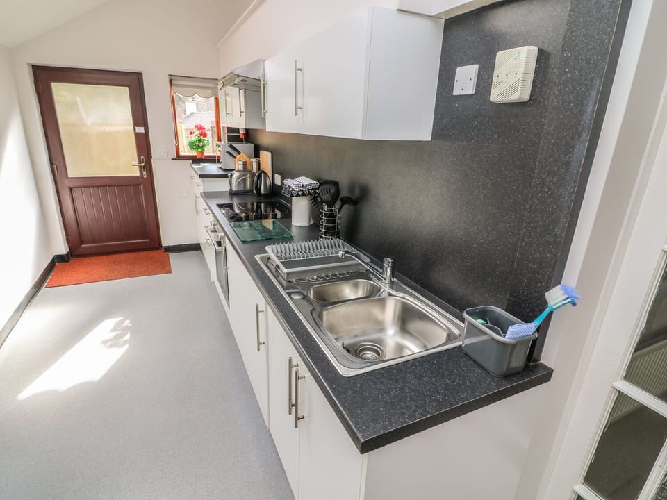 Cottage | Private kitchen | Fridge, microwave, stovetop, electric kettle