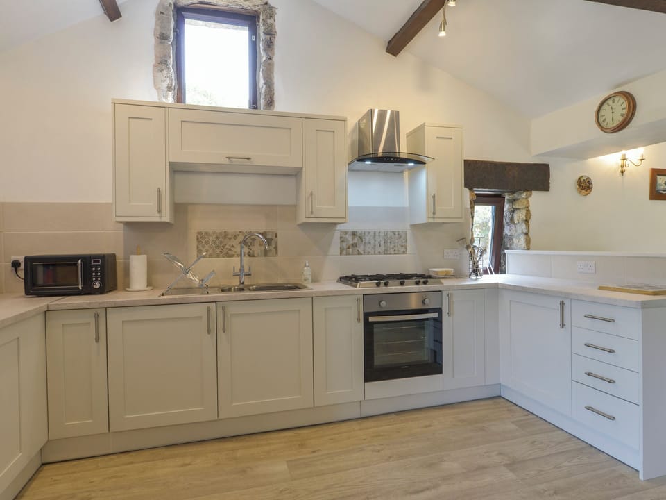 Cottage | Private kitchen | Microwave, stovetop, highchair, cookware/dishes/utensils