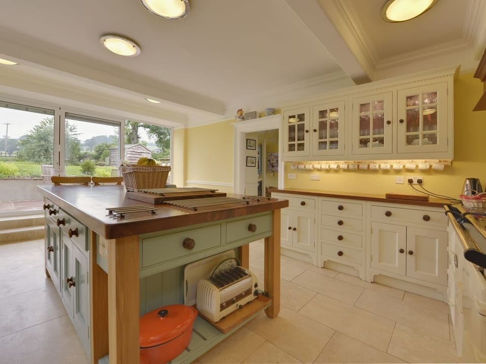 Cottage | Private kitchen | Fridge, microwave, stovetop, dishwasher